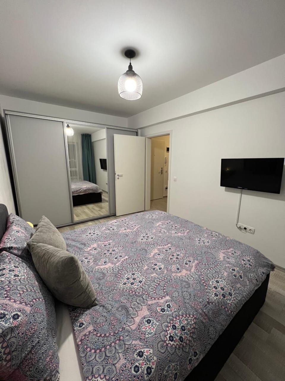TV and multimedia, Photo of the whole room, Bedroom, wardrobe