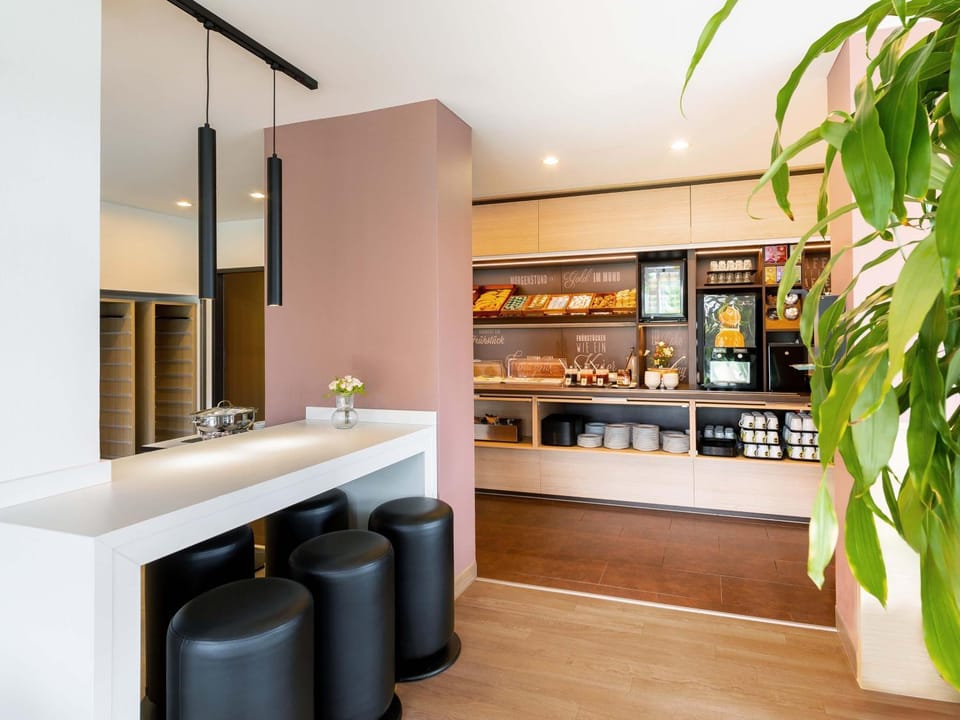 Bathroom, Breakfast