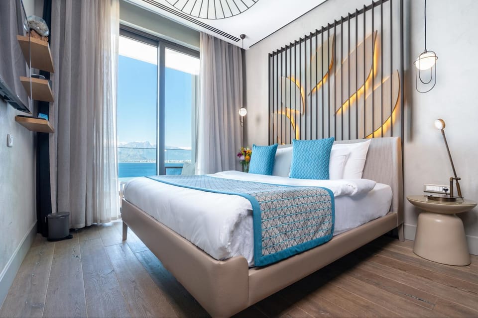 Bed, Natural landscape, Photo of the whole room, Bedroom, Quiet street view