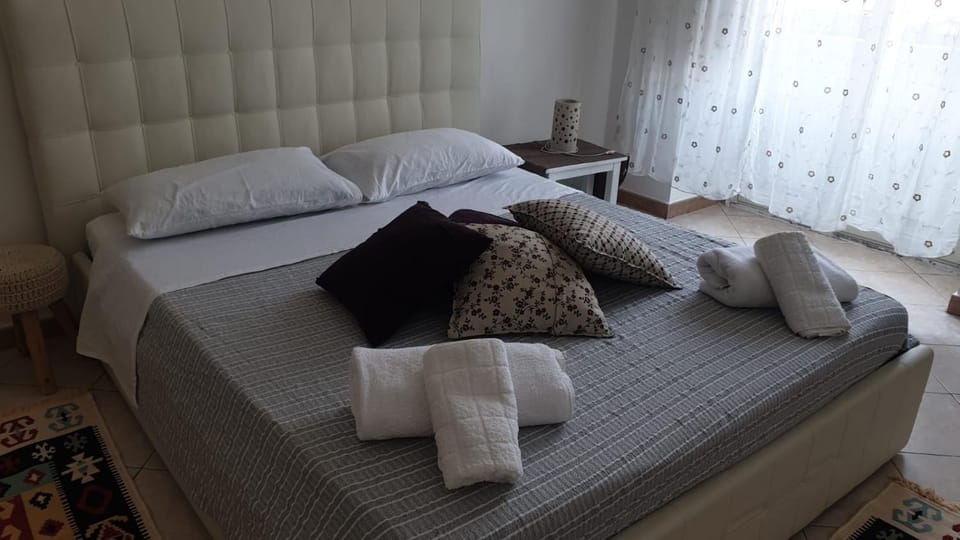 Bedroom, towels