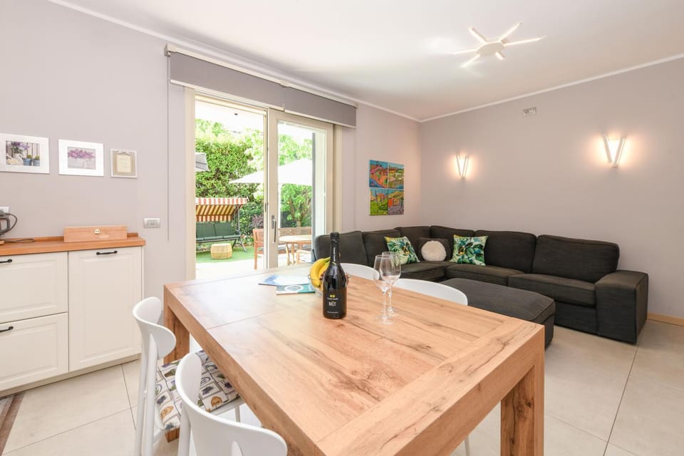 Kitchen or kitchenette, Seating area