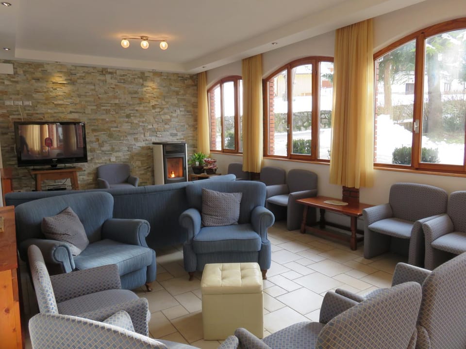 Communal lounge/ TV room