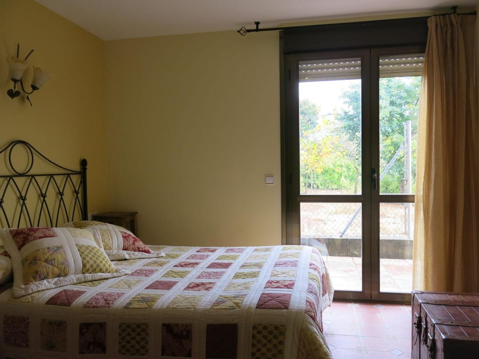 Bed, Off site, Day, View (from property/room), Other, Photo of the whole room, Decorative detail, Decorative detail, Autumn, Garden view, Garden view, Mountain view