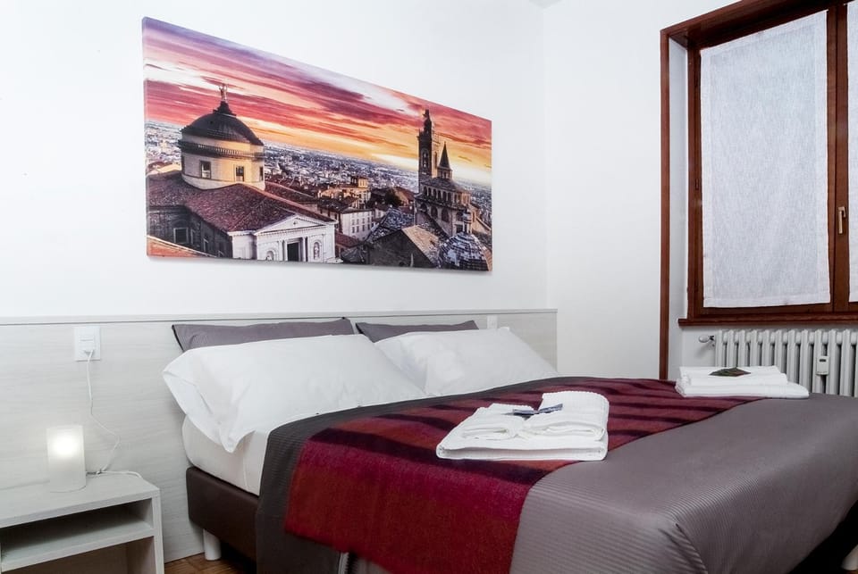 Bed, Photo of the whole room, Decorative detail, Bedroom