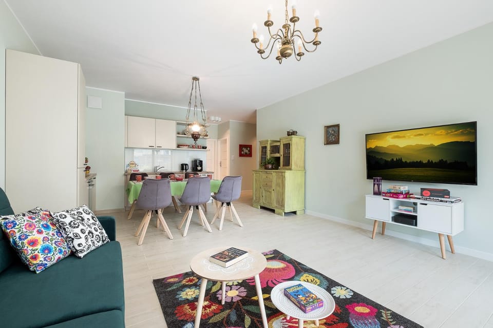 TV and multimedia, Kitchen or kitchenette, Living room, Seating area, Dining area