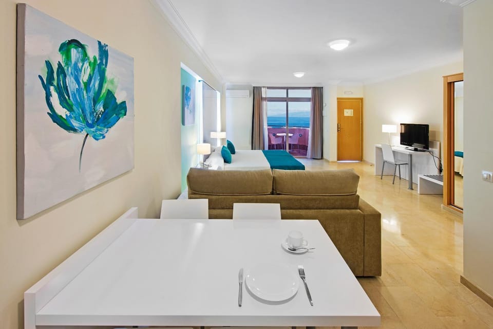 Photo of the whole room, Dining area