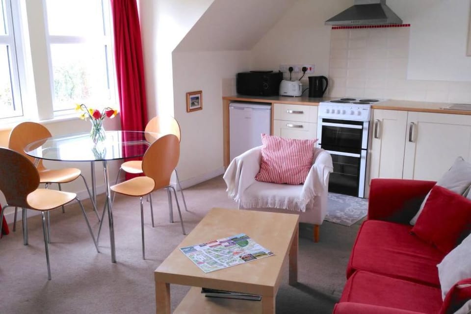 Coffee/tea facilities, Kitchen or kitchenette, Living room, Seating area, Dining area