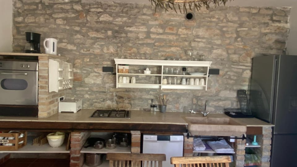 Kitchen or kitchenette, pet friendly, stove