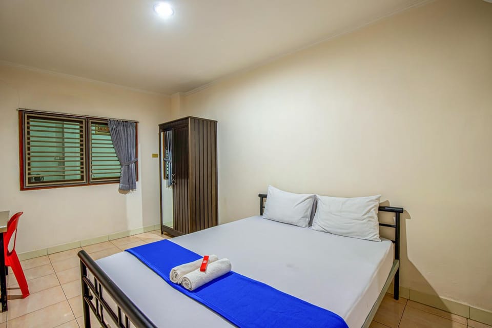 Bed, Photo of the whole room, Bedroom, towels, air conditioner