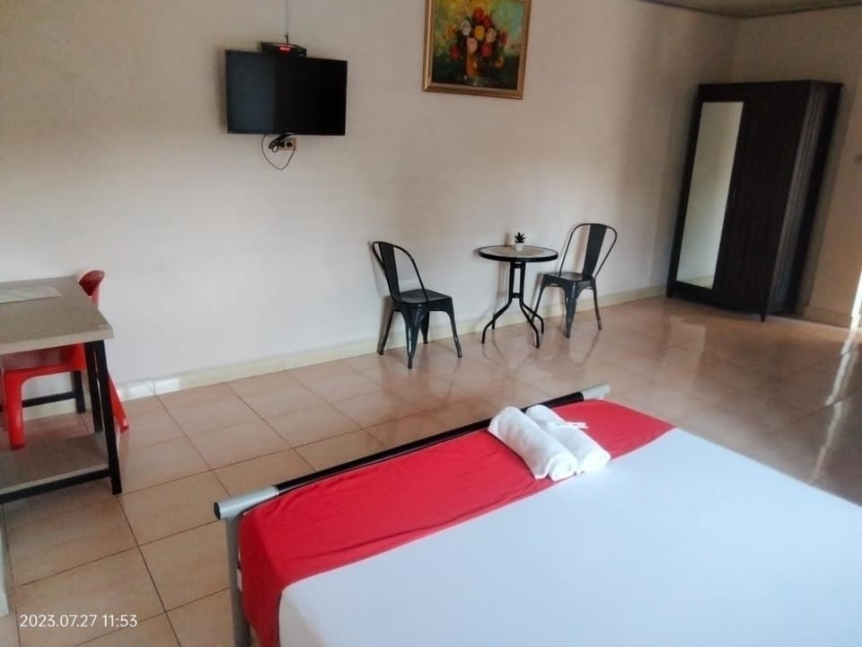Bed, TV and multimedia, Bedroom