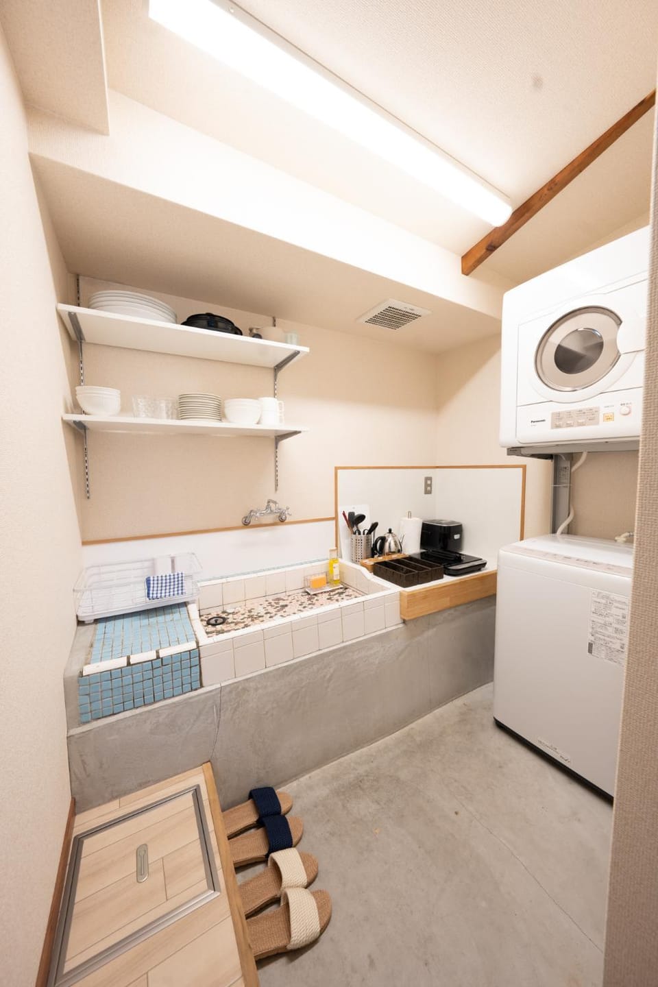 Kitchen or kitchenette, stove, washing machine, dryer