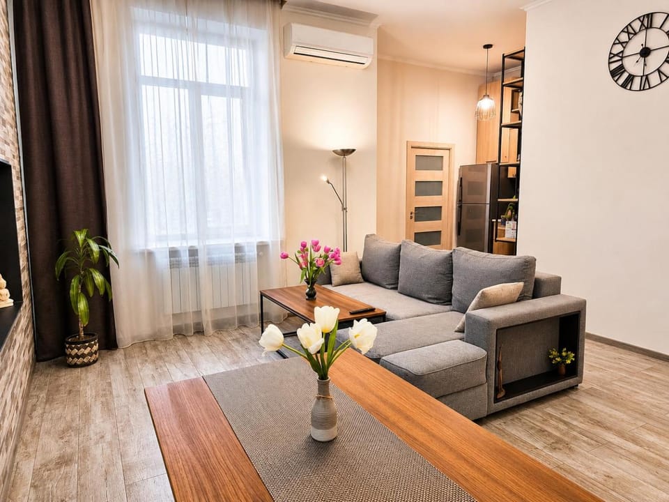 TV and multimedia, Living room, Seating area, Dining area, air conditioner