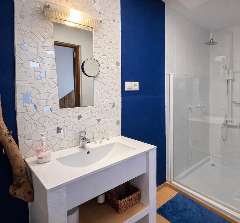Shower, Bathroom, towels