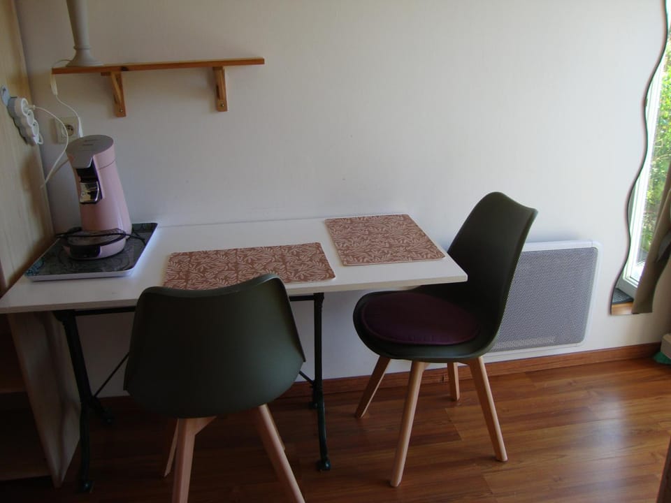 Studio Cosy Vrai lit LINGE Fourni Jardin VÉLOS BIENVENUS Apartment in Pays de la Loire