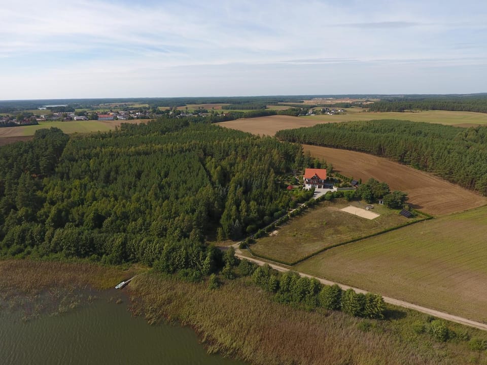 Dom na wzgórzu z widokiem na jezioro z balią i sauną House in Pomeranian Voivodeship