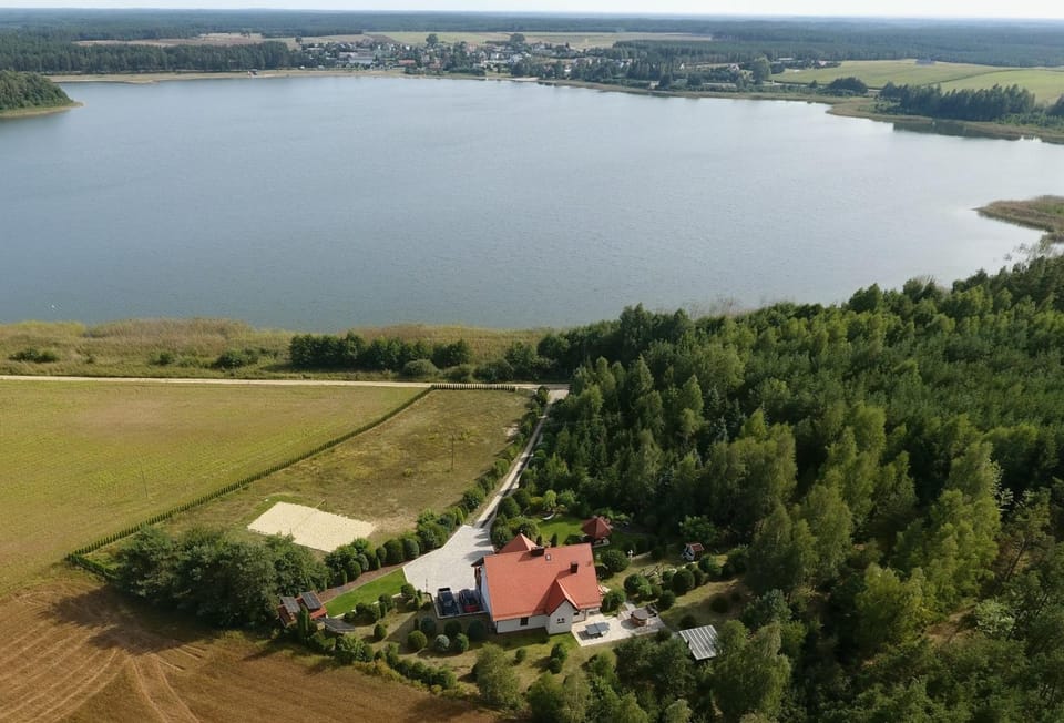 Dom na wzgórzu z widokiem na jezioro z balią i sauną House in Pomeranian Voivodeship
