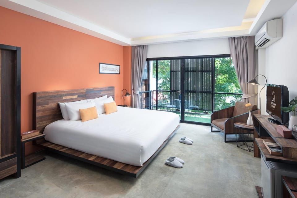 Bed, TV and multimedia, Balcony/Terrace, Photo of the whole room, Seating area, Bedroom, hair dryier, internet, air conditioner