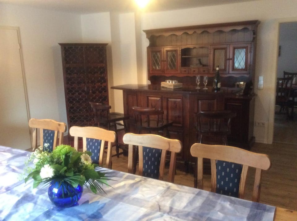 Restaurant/places to eat, Communal lounge/ TV room, Lounge or bar, Decorative detail