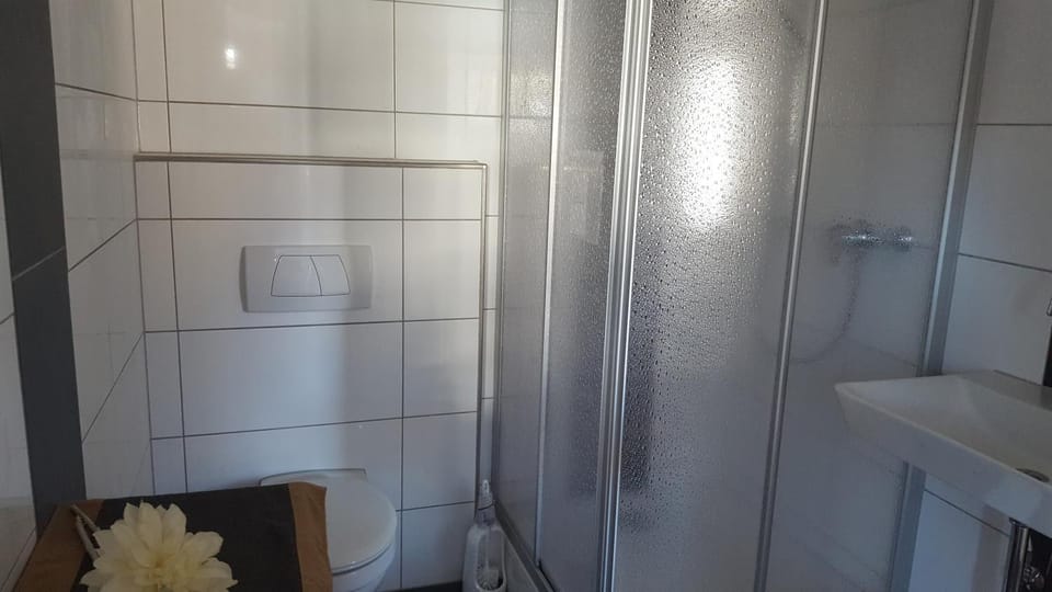 Shower, Decorative detail