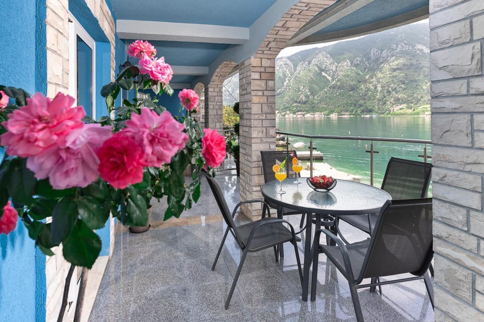 Sun Rays Apartment in Dobrota