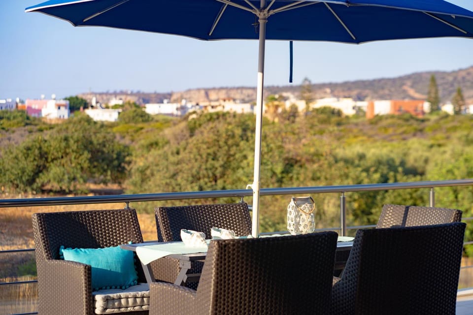 View (from property/room), Balcony/Terrace, City view, Garden view