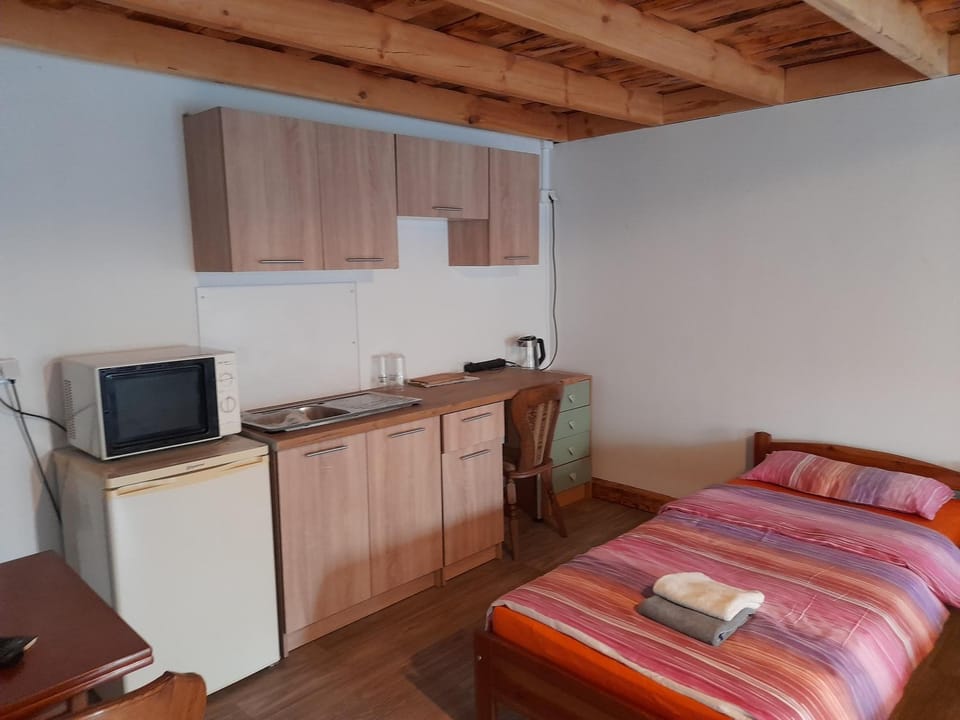 Bed, Kitchen or kitchenette, Photo of the whole room, Bedroom, minibar