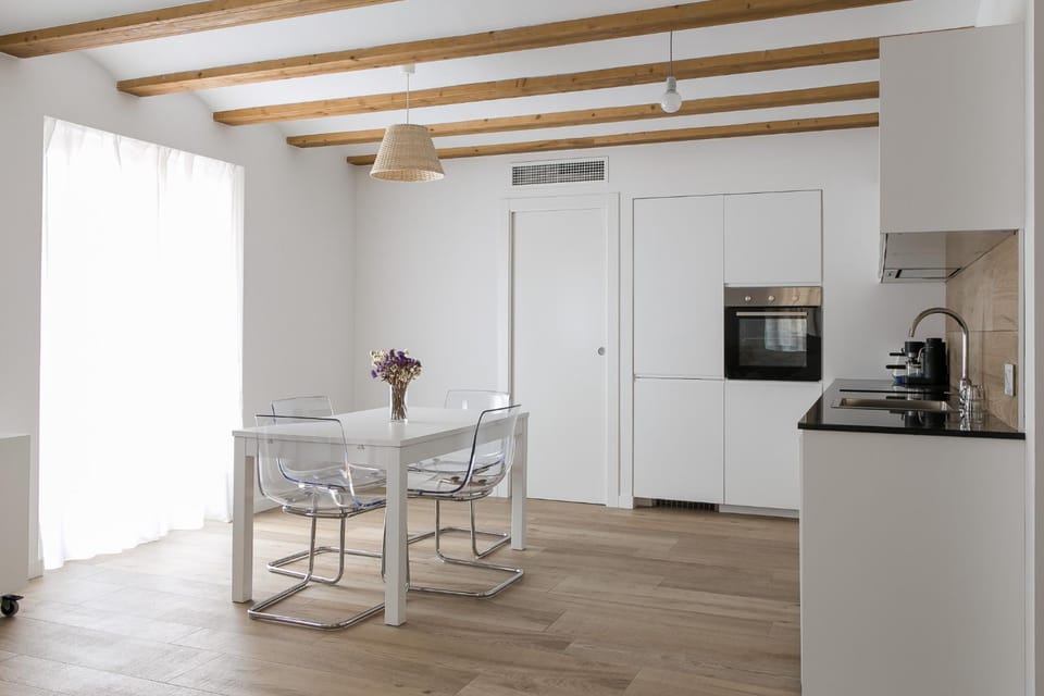Kitchen or kitchenette, Dining area