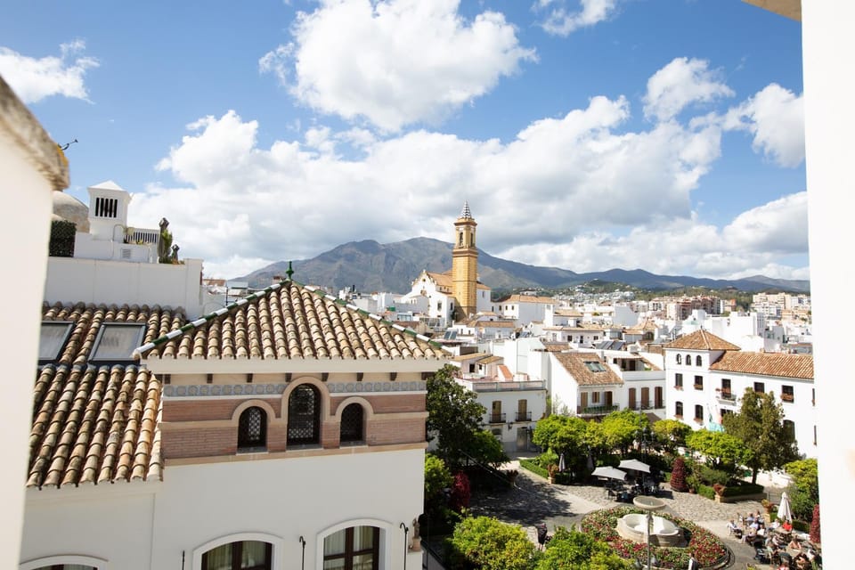 Property building, Day, City view, Mountain view, Street view, Location