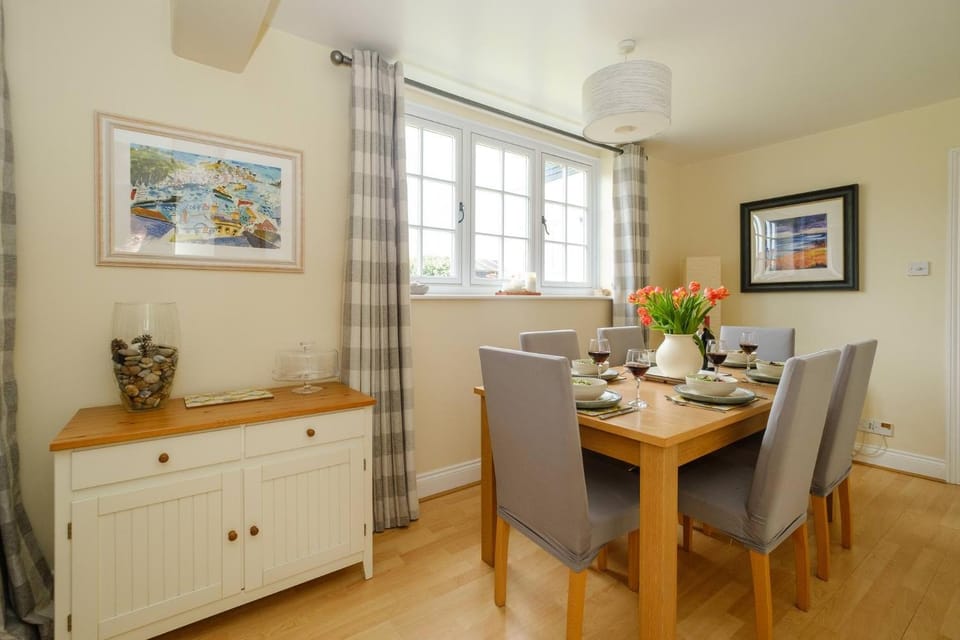 2 Ogilvie Lodge, Thorpeness, A seaside 3 bedroom apartment in Thorpeness - Close to the beach, Thorpeness Meare, Golf & Country Club - Managed by Aldeburgh Coastal Cottages House in Leiston