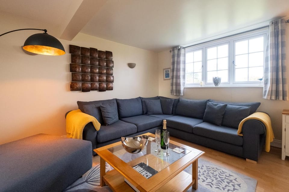 2 Ogilvie Lodge, Thorpeness, A seaside 3 bedroom apartment in Thorpeness - Close to the beach, Thorpeness Meare, Golf & Country Club - Managed by Aldeburgh Coastal Cottages House in Leiston