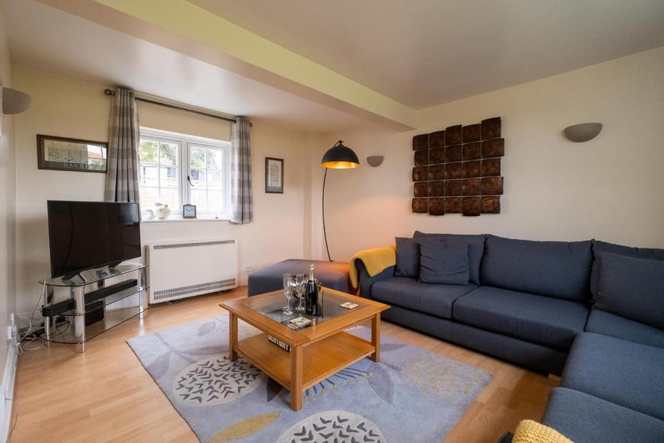 2 Ogilvie Lodge, Thorpeness, A seaside 3 bedroom apartment in Thorpeness - Close to the beach, Thorpeness Meare, Golf & Country Club - Managed by Aldeburgh Coastal Cottages House in Leiston