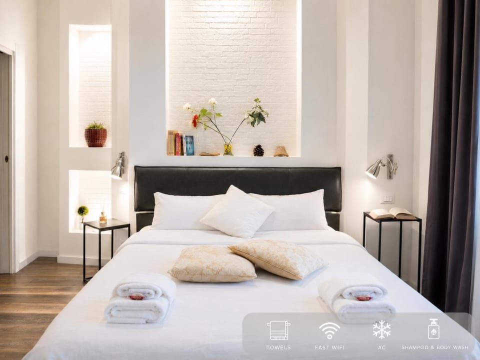 Bed, Photo of the whole room, Bedroom, towels
