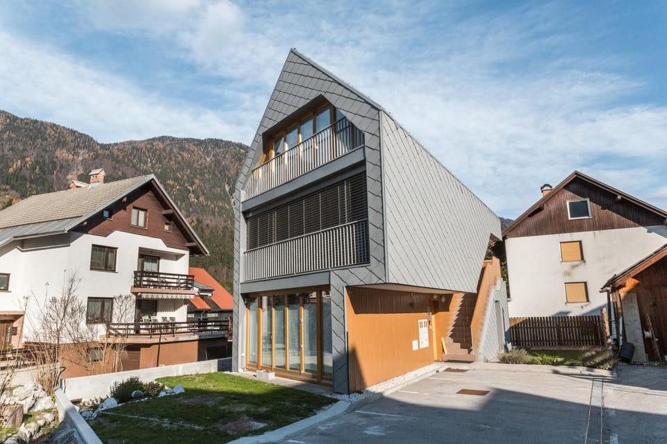 Property building, Day, Neighbourhood, Natural landscape, Mountain view, Street view