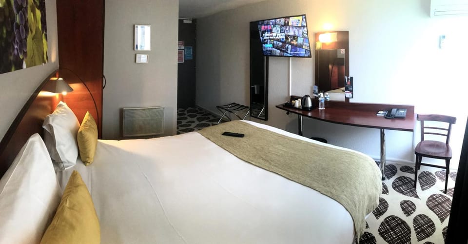 Bed, TV and multimedia, Photo of the whole room, Bedroom
