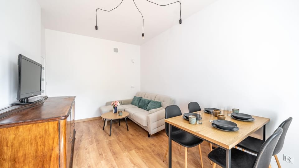 TV and multimedia, Living room, Seating area, Dining area