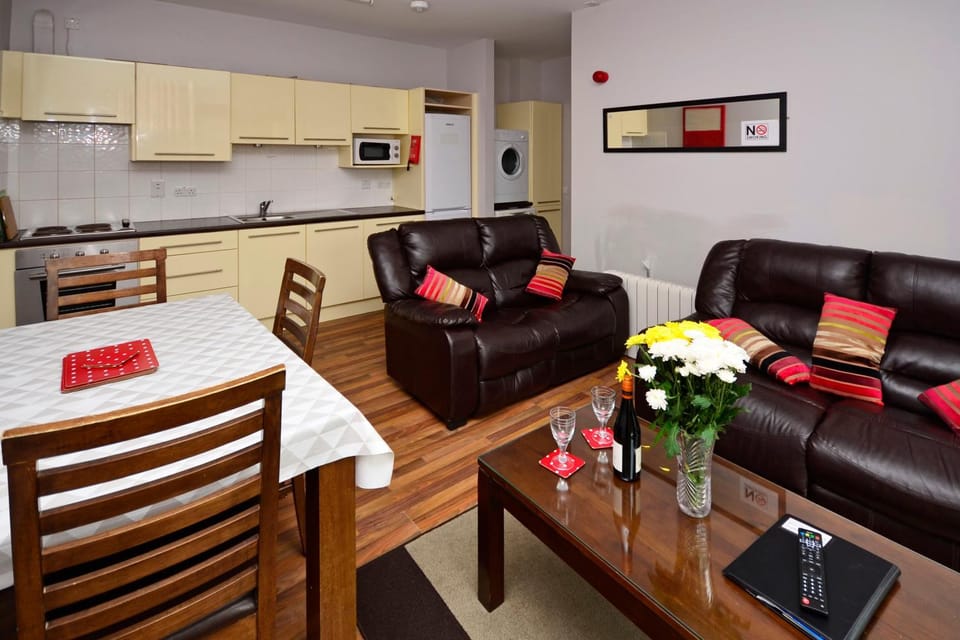 Coffee/tea facilities, Kitchen or kitchenette, Living room, Seating area, Dining area, minibar, pet friendly, stove, toaster