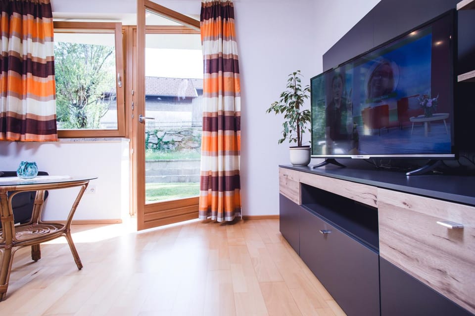 Garden, Living room, Seating area, Dining area