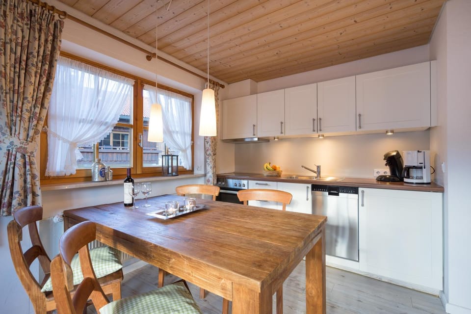 Dining area, kitchen