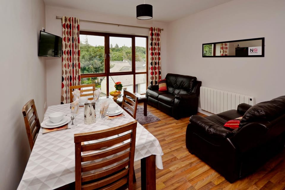 Living room, Seating area, Dining area, internet