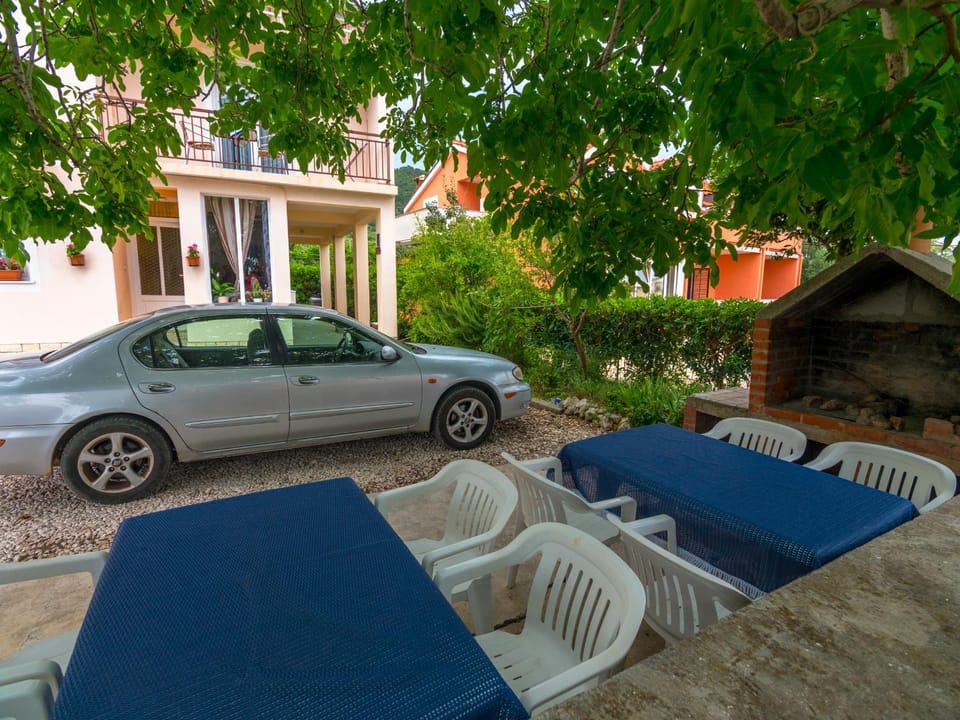 Property building, Neighbourhood, BBQ facilities