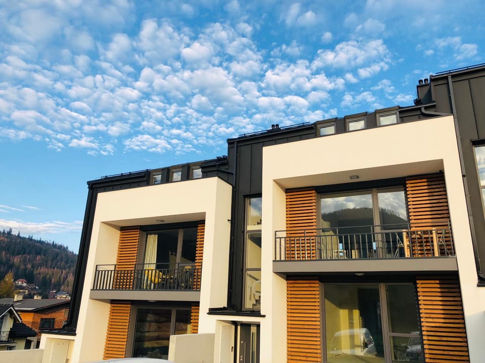 Property building, Facade/entrance, Balcony/Terrace