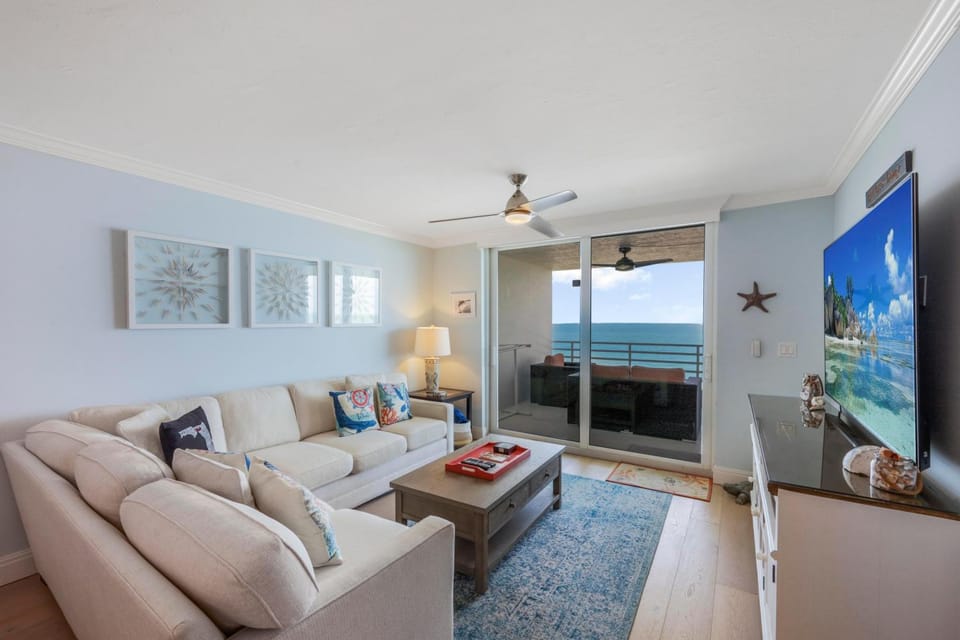 Beachfront condo with 180-degree views and pool House in Marco Island