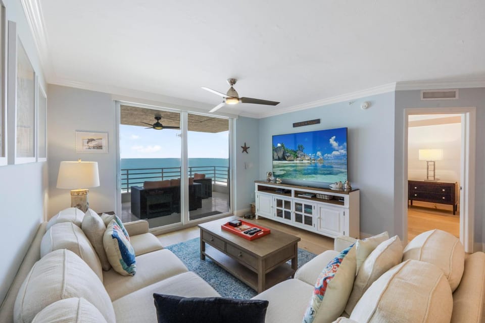Beachfront condo with 180-degree views and pool House in Marco Island