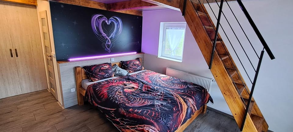 Bed, TV and multimedia, Photo of the whole room, Bedroom