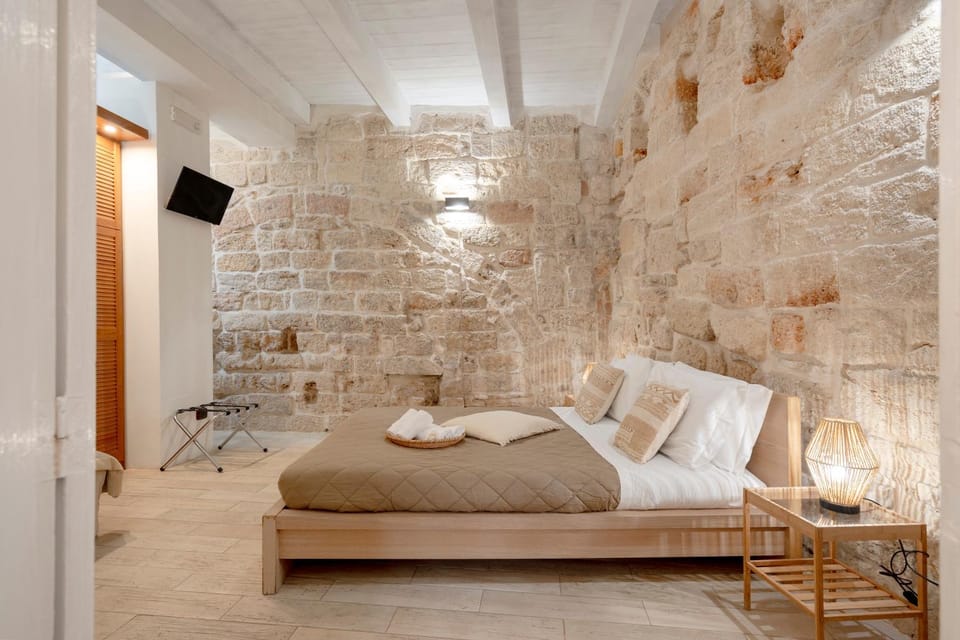 Bed, TV and multimedia, Photo of the whole room, Bedroom, towels