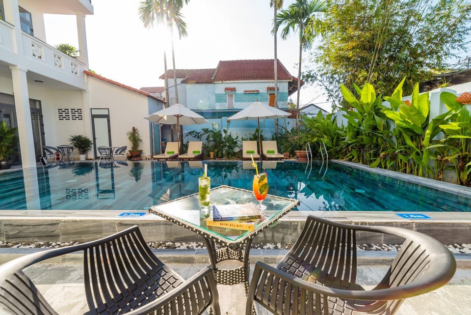 Pool view, Swimming pool, sunbed