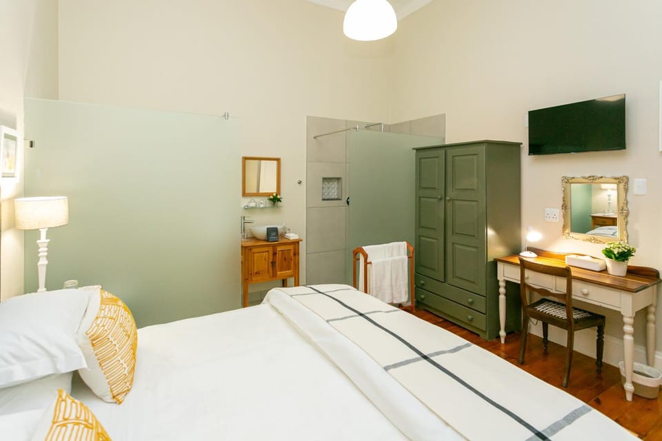 Shower, Bed, Bathroom, TV and multimedia, Bedroom, wardrobe