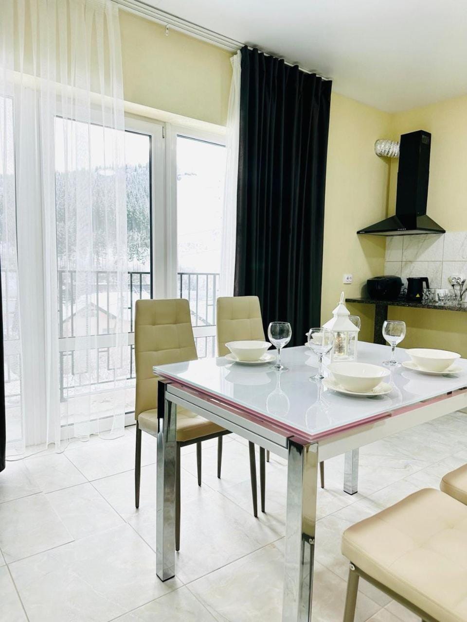 Kitchen or kitchenette, Seating area, Dining area