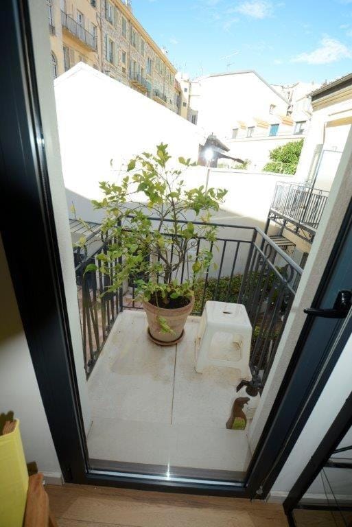 Balcony/Terrace, Street view