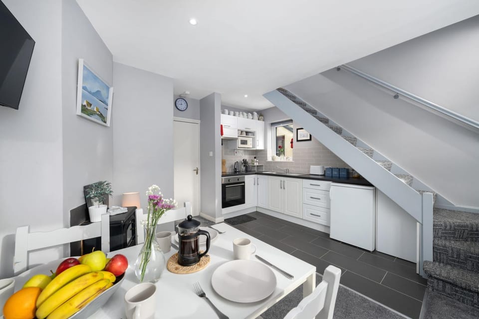 Coffee/tea facilities, Kitchen or kitchenette, Dining area, oven, stove, toaster